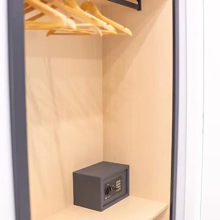 فندق مبيت وإفطار The Ease نابولي